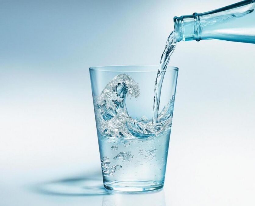 Während der Trinkdiät müssen Sie viel sauberes Wasser trinken