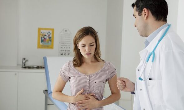 Der Gastroenterologe erklärt dem Patienten mit Pankreatitis ausführlich, wie er sich ernährt, um den Körper nicht zu schädigen