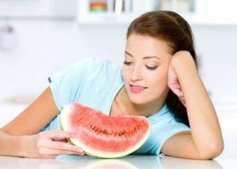 Ein Mädchen befolgt eine Wassermelonen-Diät, um Übergewicht zu bekämpfen. 