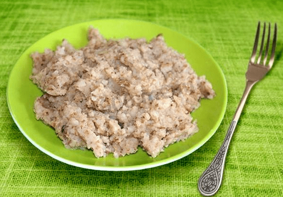 Brei aus zerquetschter Buchweizen mit Manku